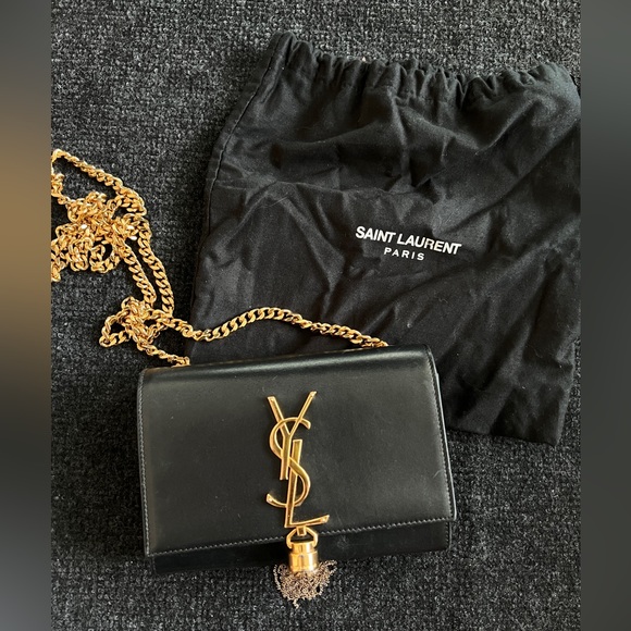 Gorgeous Yves Saint Laurent cross body bag black with gold accessory - Picture 1 of 13